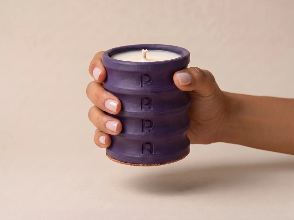 PARA C01 candle held in the hand, four finger grooves